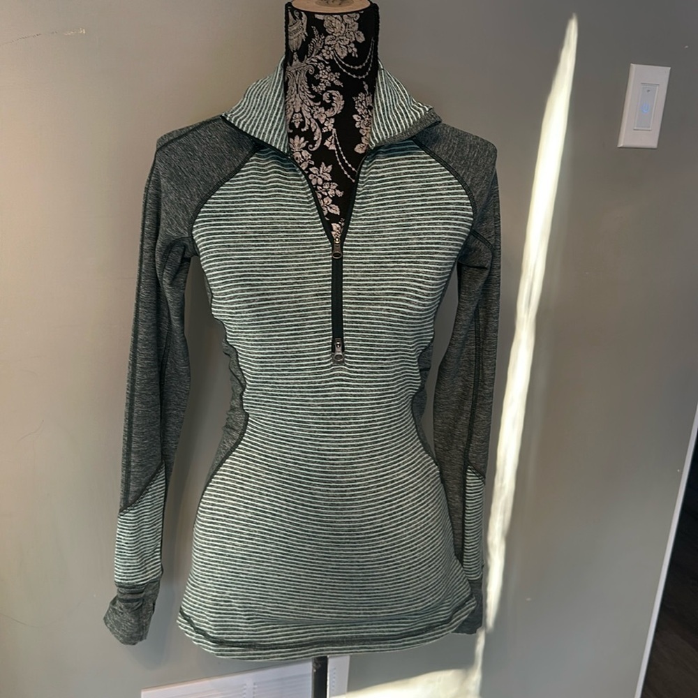 Lululemon size 4 U Turn Pullover